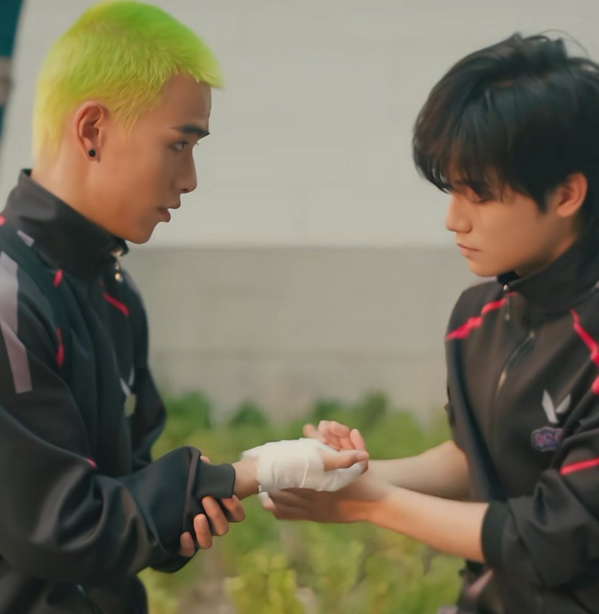ilovecatboys_'s tweet photo. ok so we got isekko bubble tea date + iso tending gekko's wounds ???? on a random friday??? fr??? https://t.co/SpQmn8IkXw