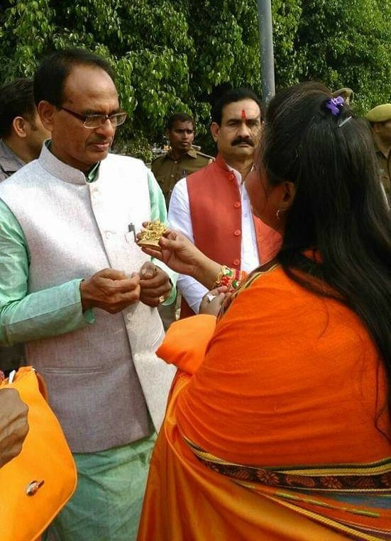 coldfsd's tweet photo. Average Hindutva nationalist Gandhi jayanti https://t.co/dn0kSrkoHY