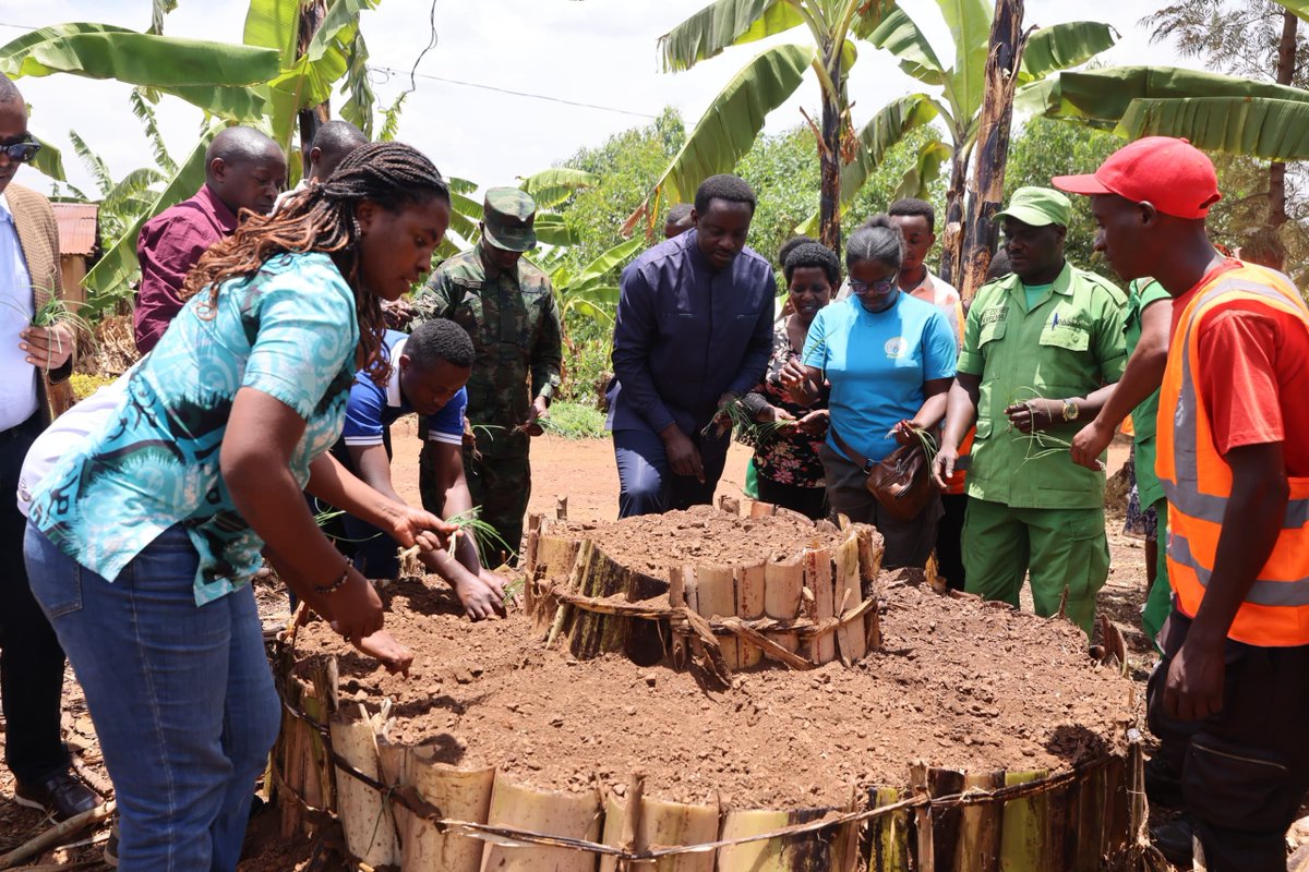 GicumbiRyvcp's tweet photo. Umuhuzabikorwa @RwandaYouthVol1 @Gicumbi_Rwanda @enganeyezu kubufatanye n'ubuyobozi bw'Akarere batangirije ukwezi kwahariwe ibikorwa by'ubukorerabushake mumurenge @Giti hakozwe ibikorwa by'ubwitange  hanatangwa ubutumwa kugukumira ibyaha hanirindwa ibiyobyabwenge @KubanaRichard https://t.co/yoHHeoLpgf