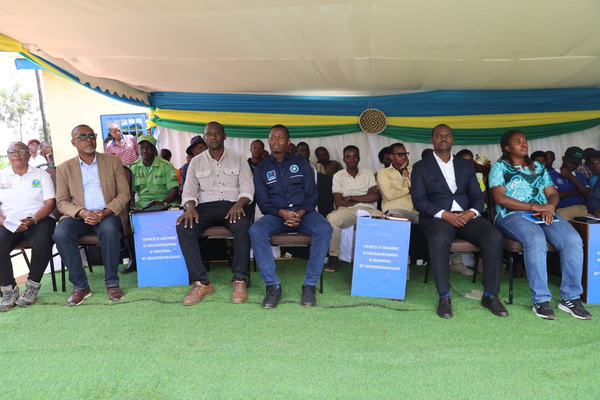 GicumbiRyvcp's tweet photo. Umuhuzabikorwa @RwandaYouthVol1 @Gicumbi_Rwanda @enganeyezu kubufatanye n'ubuyobozi bw'Akarere batangirije ukwezi kwahariwe ibikorwa by'ubukorerabushake mumurenge @Giti hakozwe ibikorwa by'ubwitange  hanatangwa ubutumwa kugukumira ibyaha hanirindwa ibiyobyabwenge @KubanaRichard https://t.co/yoHHeoLpgf