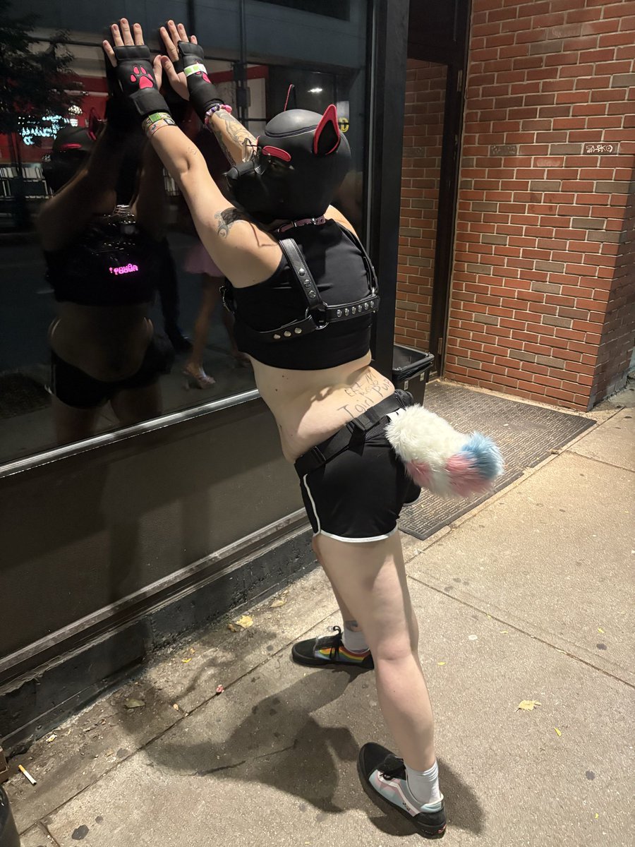 Goth_steambath's tweet photo. Boston is so fun arf arf arf 
🐶✨🏳️‍⚧️

#puphood #pupplay #furry #transgender https://t.co/6Fdtjz5JaS