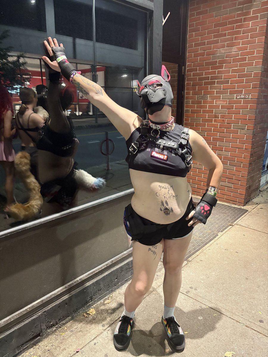 Goth_steambath's tweet photo. Boston is so fun arf arf arf 
🐶✨🏳️‍⚧️

#puphood #pupplay #furry #transgender https://t.co/6Fdtjz5JaS