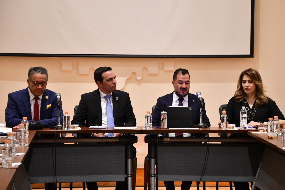 PRODHEG's tweet photo. Como parte del seguimiento a la queja iniciada el pasado fin de semana en relación a la actuación de policías municipales de Guanajuato, nos reunimos con los jóvenes universitarios afectados,  así como con sus familias. https://t.co/5MSXeX8RcO