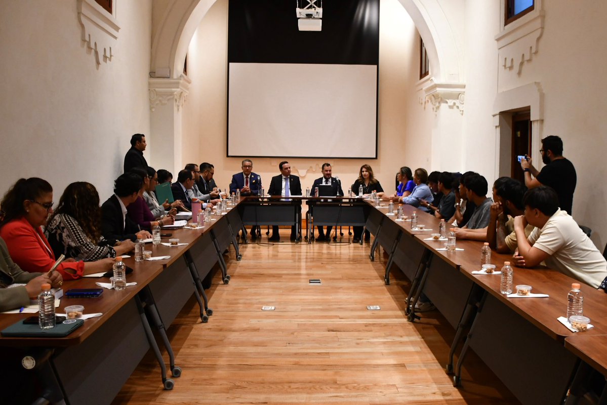PRODHEG's tweet photo. Como parte del seguimiento a la queja iniciada el pasado fin de semana en relación a la actuación de policías municipales de Guanajuato, nos reunimos con los jóvenes universitarios afectados,  así como con sus familias. https://t.co/5MSXeX8RcO
