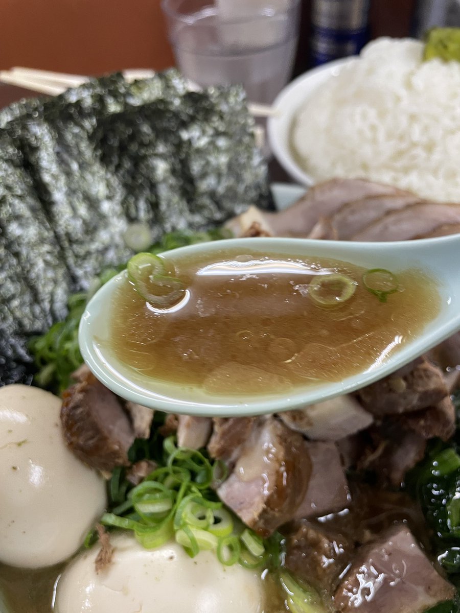 GENKAILOVERS29's tweet photo. 武蔵家川口店さん

🍜全部入り＋🍚武蔵盛＋α（お心遣い）🙇‍♂️

安定した豚骨スープと麺【能書不要】
何時もブレのない安心感【味変不要】
美味しいときの行動原理【完食完飲】

タンパク質盛盛トッピングで筋トレ疲れも飛ぶ…🦅

御馳走様でした🙏

2026年武蔵山盛お米ーター🌾18.5㌔🐸

#武蔵家川口店 https://t.co/SOfiUZpXI3