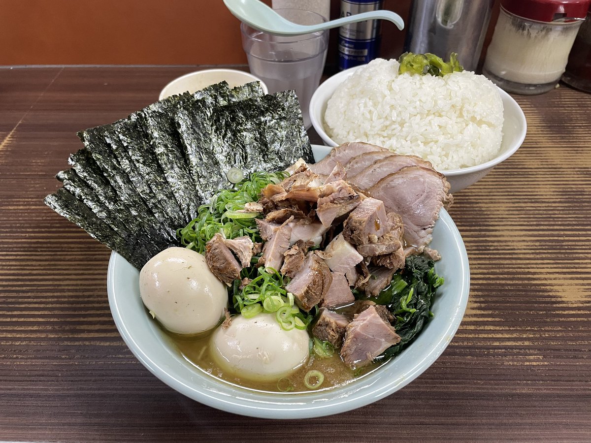 GENKAILOVERS29's tweet photo. 武蔵家川口店さん

🍜全部入り＋🍚武蔵盛＋α（お心遣い）🙇‍♂️

安定した豚骨スープと麺【能書不要】
何時もブレのない安心感【味変不要】
美味しいときの行動原理【完食完飲】

タンパク質盛盛トッピングで筋トレ疲れも飛ぶ…🦅

御馳走様でした🙏

2026年武蔵山盛お米ーター🌾18.5㌔🐸

#武蔵家川口店 https://t.co/SOfiUZpXI3
