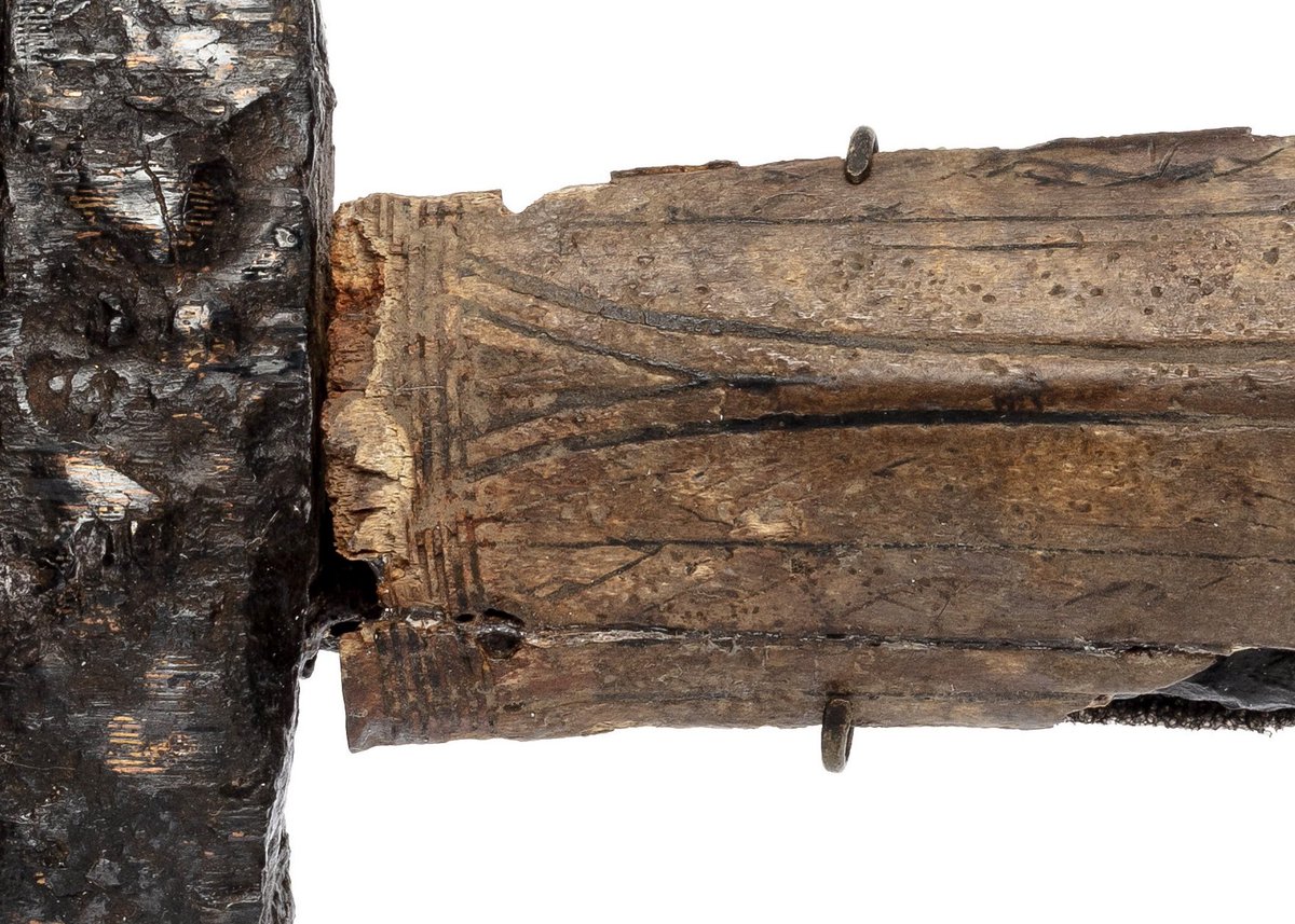 Sagnamadr's tweet photo. A Viking Age sword with a surviving carved antler handle, from a 10th Century burial in Rösta, Jämtland, Sweden. Albeit worn, one can see the remnants of knotwork and herringbone patterns along the outer cells, and copper wire inlays on the pommel and guard. 
𐘾 https://t.co/iFoX622A0M
