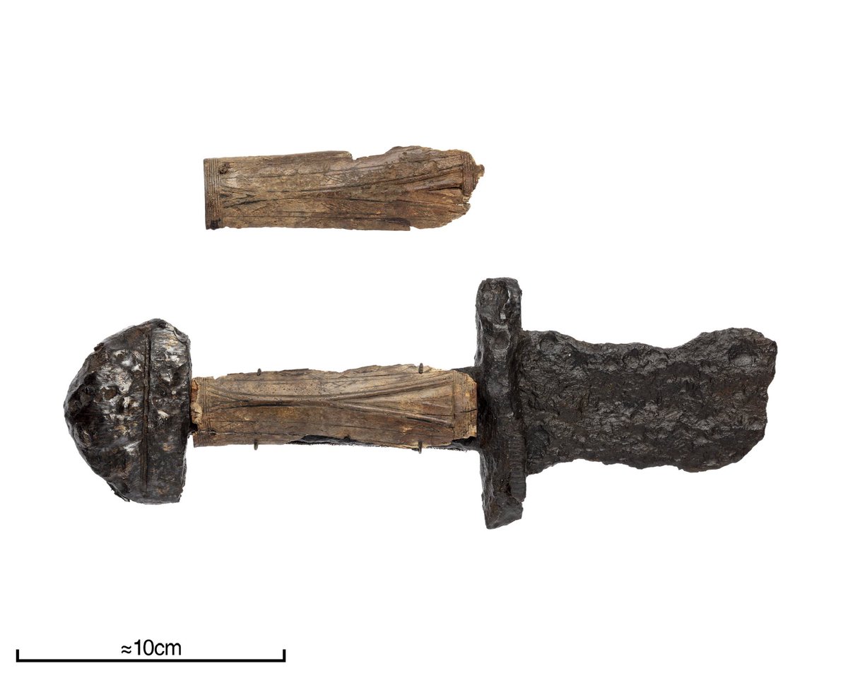 Sagnamadr's tweet photo. A Viking Age sword with a surviving carved antler handle, from a 10th Century burial in Rösta, Jämtland, Sweden. Albeit worn, one can see the remnants of knotwork and herringbone patterns along the outer cells, and copper wire inlays on the pommel and guard. 
𐘾 https://t.co/iFoX622A0M