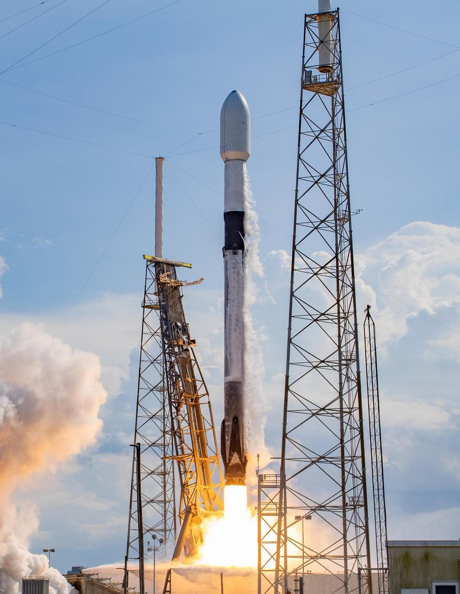 KenKirtland17's tweet photo. SpaceX has launched every rocket in their lineup, 3 different vehicles, from 4 different pads, in 3 different states this week. 

They also lifted basically every “category” of payload. Starlink, Crew, Commercial, and Military.

WHAT. A. WEEK. https://t.co/4fmkvzj9OY