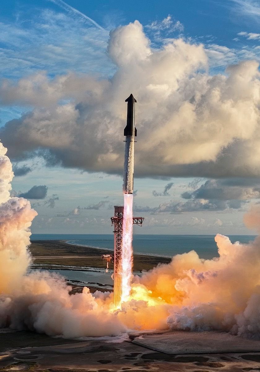 KenKirtland17's tweet photo. SpaceX has launched every rocket in their lineup, 3 different vehicles, from 4 different pads, in 3 different states this week. 

They also lifted basically every “category” of payload. Starlink, Crew, Commercial, and Military.

WHAT. A. WEEK. https://t.co/4fmkvzj9OY