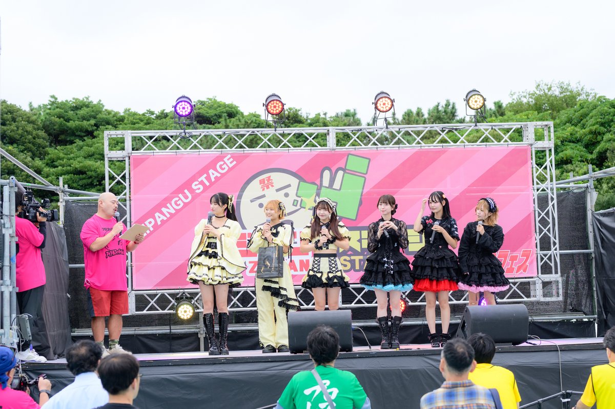 kurofes_dashin's tweet photo. ＼ #クロフェス2026 ライブフォトが届いたしん／

ジパングステージ
トークコーナーだしん！

—————————
クロフェス2026
7年目 ラッキー7アイドルフィーバーだしん！
＠稲毛海浜公園プール
💻https://t.co/QeMr9u26A9
🎫https://t.co/RJDozgrbTw
当日券もあります！
———————— https://t.co/LfKxvjsweD