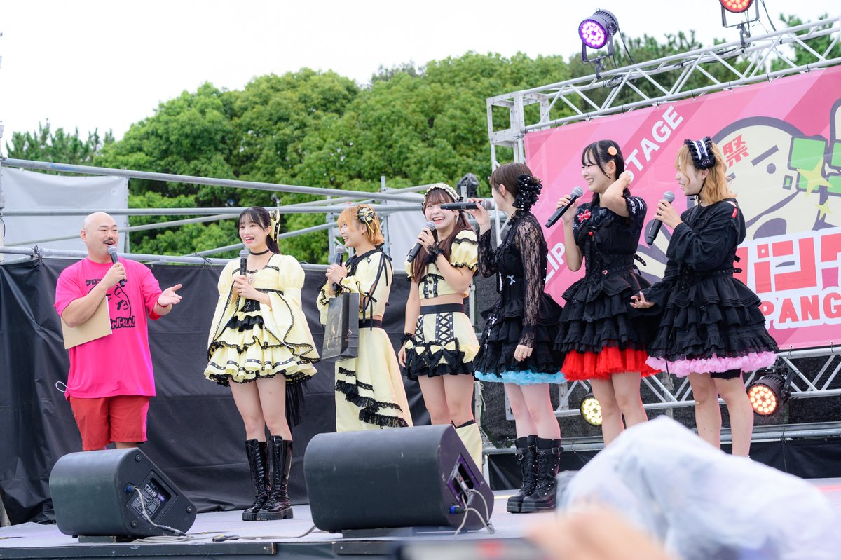 kurofes_dashin's tweet photo. ＼ #クロフェス2026 ライブフォトが届いたしん／

ジパングステージ
トークコーナーだしん！

—————————
クロフェス2026
7年目 ラッキー7アイドルフィーバーだしん！
＠稲毛海浜公園プール
💻https://t.co/QeMr9u26A9
🎫https://t.co/RJDozgrbTw
当日券もあります！
———————— https://t.co/LfKxvjsweD