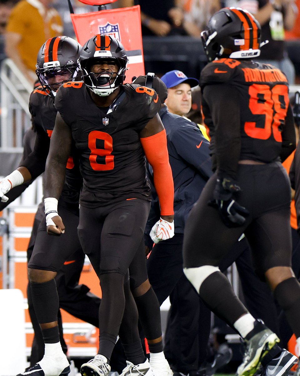 NFL's tweet photo. The @Browns defense tonight:
5 sacks
2 INT

Helped Cleveland take over 1st place in the AFC North 🔥 https://t.co/YUifH4HqjK