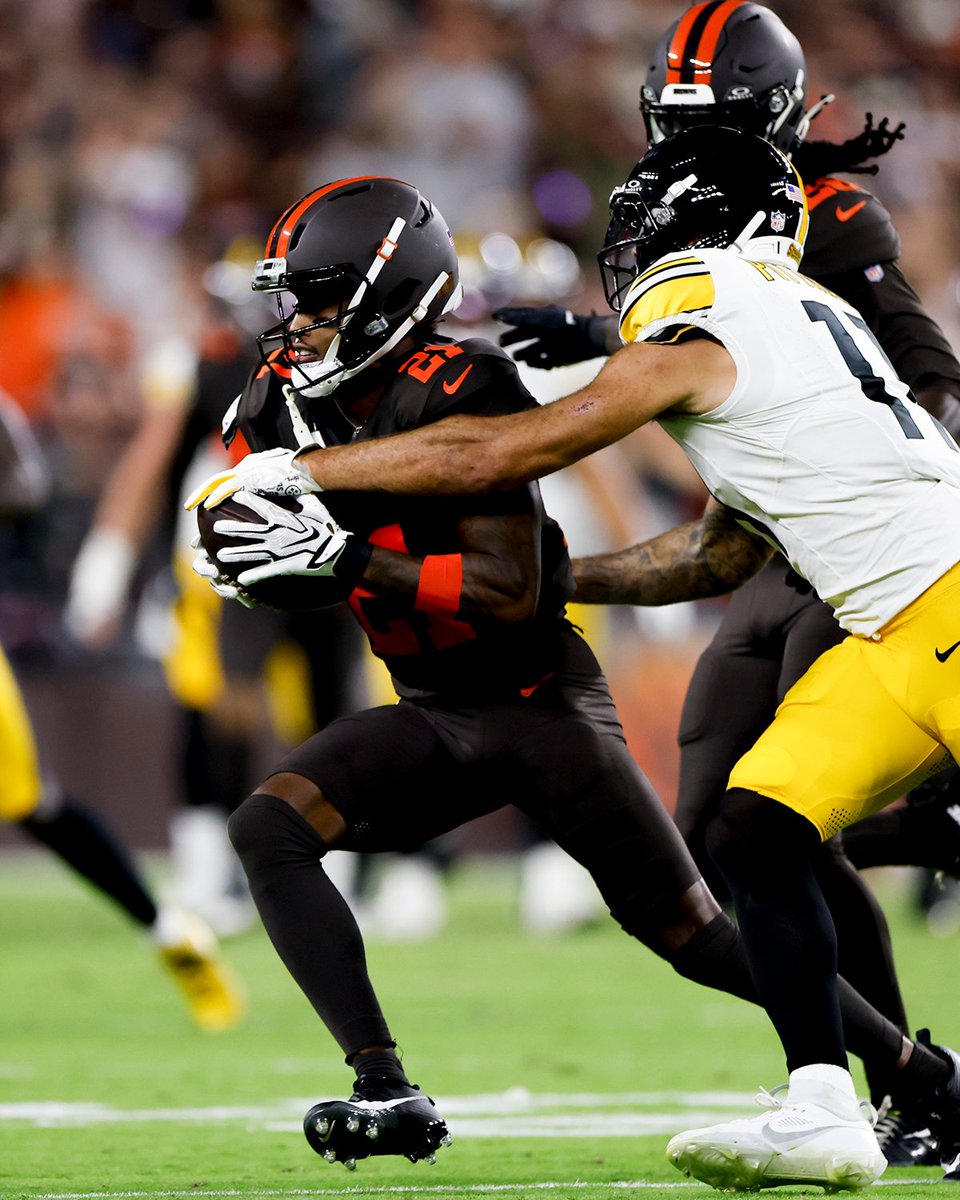 NFL's tweet photo. The @Browns defense tonight:
5 sacks
2 INT

Helped Cleveland take over 1st place in the AFC North 🔥 https://t.co/YUifH4HqjK