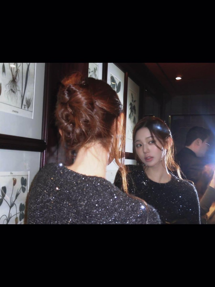 kakakwonyoung's tweet photo. Mirror mirror, who's the prettiest in the world? 
Jang Wonyoung is the ONLY answer 🎀✨💗

#JANGWONYOUNG
#WONYOUNG
#WonyoungDiorSummer27
#DiorSummer27 @Dior https://t.co/d7lYB2Npq7