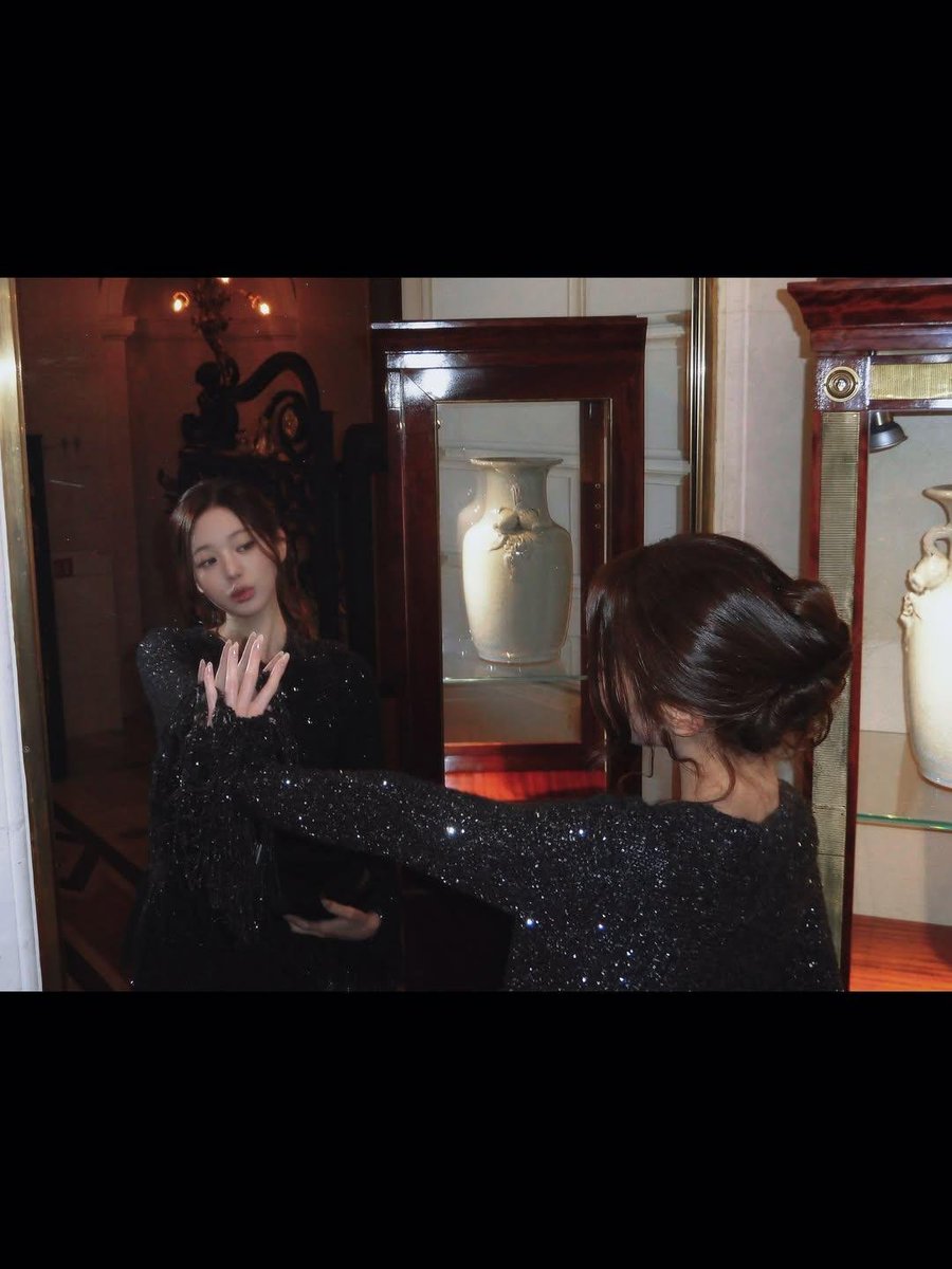 kakakwonyoung's tweet photo. Mirror mirror, who's the prettiest in the world? 
Jang Wonyoung is the ONLY answer 🎀✨💗

#JANGWONYOUNG
#WONYOUNG
#WonyoungDiorSummer27
#DiorSummer27 @Dior https://t.co/d7lYB2Npq7