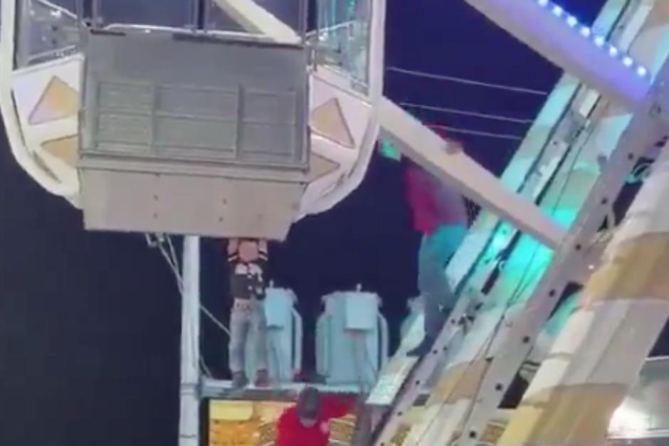 ¡Gran susto! Así rescataron a un niño que colgaba de un juego mecánico (Video)