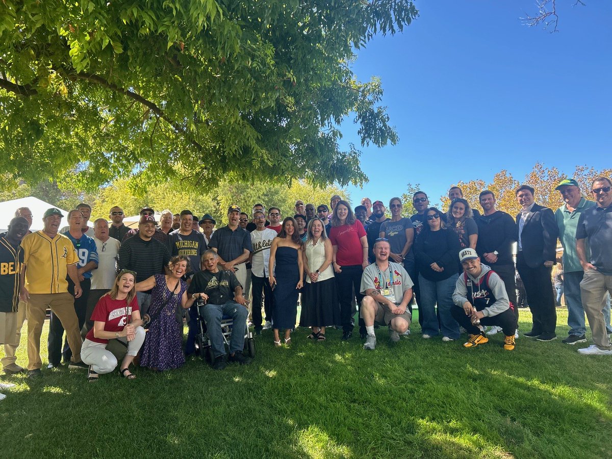 ronkroichick's tweet photo. Fantastic turnout today to honor fellow Bay Area scribe Mike Wagaman, aka “Wags.” He was always smiling, always upbeat, always grateful to write about sports. His spirit lives on! https://t.co/IahHG24jGu