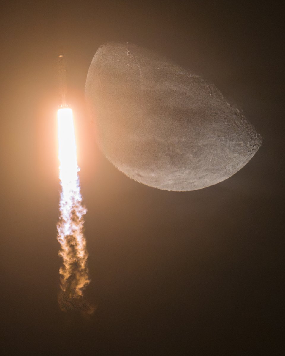 johnkrausphotos's tweet photo. A Falcon Heavy rocket flies by the Moon during launch of the NROL-97 mission https://t.co/wcmnCi0VIe