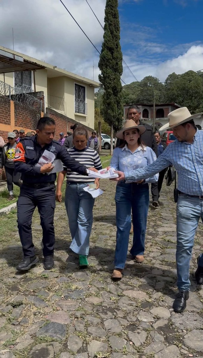 GreciaMich2027's tweet photo. HONRANDO TU MEMORIA Y TU LEGADO … 🤠🙏🇲🇽

El día de hoy nos sumamos a la búsqueda de la señora JANDITA, en conjunto con la fiscalía, policía municipal, Guardia Civil, Protección Civil, Guardabosques, Guardia Ciudadana, y población en general.

Estos 13 días han sido de mucha angustia para la familia, en especial para su hija, pero no está sola, seguiremos en pie y continuaremos con la búsqueda, confiamos en la solidaridad del pueblo de Uruapan y también en todas las corporaciones que están realizando su trabajo.

"El día de hoy me sentí con una gran satisfacción de poder honrar la memoria de Carlos Manzo, hoy que se cumplieron 11 meses de su cobarde asesinato, sé que el hubiera hecho justo lo mismo porque jamás dejó a su gente y seguiré honrado su memoria todos los días de mi vida, le agradezco tanto a la vida y a Dios por el gran hombre que tuve a mi lado."GQ

LES PEDIMOS A LOS CIUDADANOS QUE SI LA  LLEGAN A VER LA RETENGAN Y LLAMEN AL 911 POR FAVOR 🚨🚨🚨🚨🚨