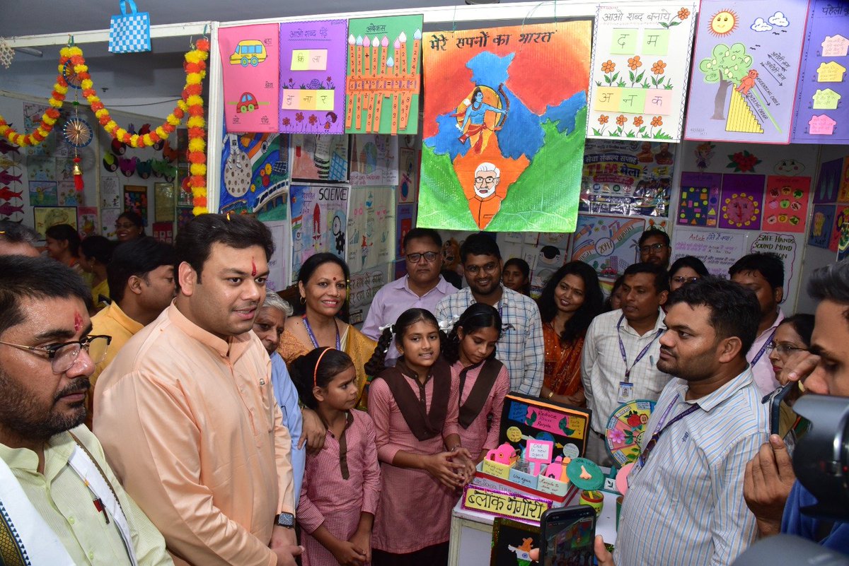 basicshiksha_up's tweet photo. रंगों, रचनात्मकता और सीख से सजा विकसित भारत का संकल्प 

सेवा संकल्प अभियान के अंतर्गत अलीगढ़ के कल्याण सिंह हेबिटेट सेंटर में जनपद स्तरीय ड्रॉइंग-पेंटिंग प्रतियोगिता एवं TLM प्रदर्शनी आयोजित की गई। बेसिक शिक्षा मंत्री (स्वतंत्र प्रभार) श्री संदीप सिंह जी ने प्रदर्शनी का शुभारंभ कर विद्यार्थियों एवं शिक्षकों के स्टॉलों का अवलोकन किया।

विद्यार्थियों की कलाकृतियों और TLM में रचनात्मकता, संस्कार, वैज्ञानिक सोच एवं विकसित भारत की परिकल्पना की सुंदर झलक दिखाई दी। चयनित विद्यार्थियों को प्रशस्ति-पत्र एवं स्टेशनरी प्रदान कर उनका उत्साहवर्धन किया गया।

बेसिक शिक्षा विभाग, उत्तर प्रदेश बच्चों की प्रतिभा और सृजनशीलता को मंच देते हुए शिक्षा को संस्कार, नवाचार और राष्ट्र निर्माण से जोड़ने के लिए निरंतर प्रयासरत है।

#SchoolEducation #SamagraShiksha
 #25CroreBachchonKeSapnoKaBharat
 #SchoolsForViksitBharat 
#SevaSankalpAbhiyan
#MereSapnoKaBharat