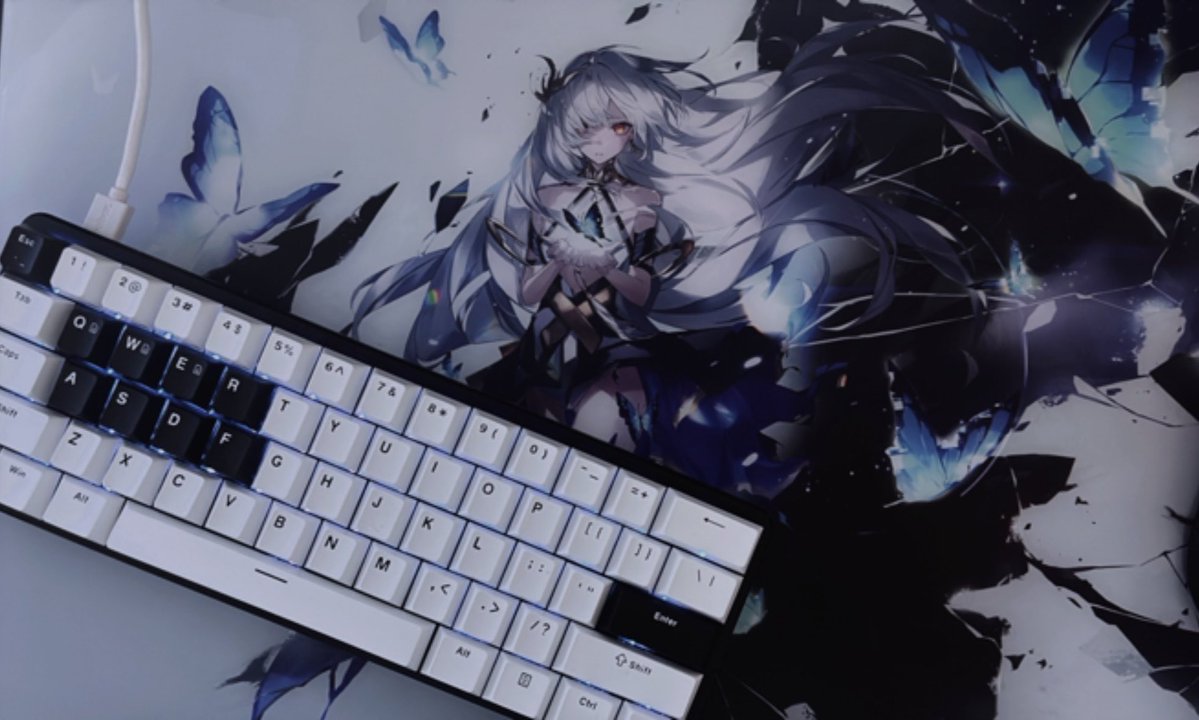 krnm_zZ's tweet photo. キーボードとマウスパッドかっこよくなった https://t.co/gAHIkzERTV