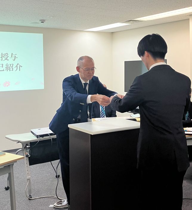 B_SERV_PR's tweet photo. ２０２７年４月入社者の内定式を開催いたしました！
式典後の交流会、先輩社員との懇親会を通じて、
メンバー間で会話も弾み、終始和やかな雰囲気に包まれました！
社員一同、４月から仲間になれることを楽しみにしています！！
#採用 #新卒 #就活 #若手活躍 #内定式 #IT企業 https://t.co/i963jnGW1m