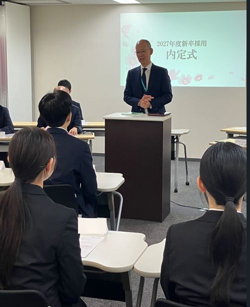 B_SERV_PR's tweet photo. ２０２７年４月入社者の内定式を開催いたしました！
式典後の交流会、先輩社員との懇親会を通じて、
メンバー間で会話も弾み、終始和やかな雰囲気に包まれました！
社員一同、４月から仲間になれることを楽しみにしています！！
#採用 #新卒 #就活 #若手活躍 #内定式 #IT企業 https://t.co/i963jnGW1m
