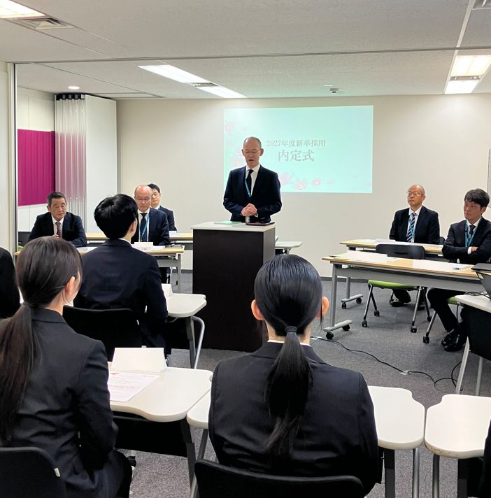 B_SERV_PR's tweet photo. ２０２７年４月入社者の内定式を開催いたしました！
式典後の交流会、先輩社員との懇親会を通じて、
メンバー間で会話も弾み、終始和やかな雰囲気に包まれました！
社員一同、４月から仲間になれることを楽しみにしています！！
#採用 #新卒 #就活 #若手活躍 #内定式 #IT企業 https://t.co/i963jnGW1m