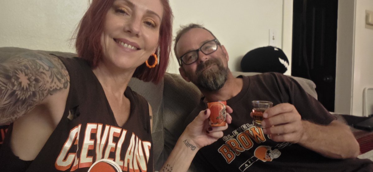 BarbieJoann10's tweet photo. 1st touchdown shot w/bestie...relaxing and hoping for what I can now call a STREAK!! https://t.co/qtHgoNNnIZ