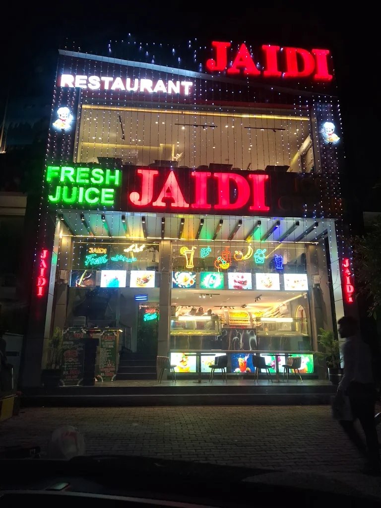 greenxgene's tweet photo. Here is my OSINT analysis
The area looks like from South Asia.
The women look tall and robust, probably Punjabis.
Some men are wearing pyjamas, probably Pakistani Punjabi area.
But some men are in contemporary dress and some appear like gig workers, must be a city in Pakistani punjab.
A man is wearing "Jaidi". It's a restaurant in Lahore.
So this incident happened in front of Jaidi restaurant. This photo from Google Maps matches with the location in this video.