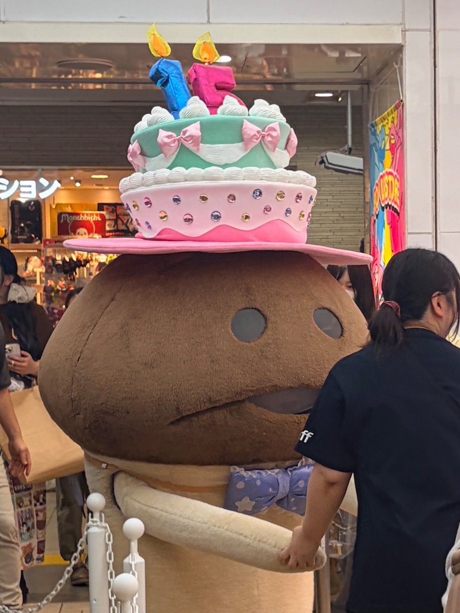 mackeymmm's tweet photo. 本日推し活。
なめこ駅長、帰ってきたよ😭
とはいえ息子は朝一の整理券が取れたのですが私はタッチの差で撃沈。息子に買い物は任せました。色々買えたー
日本橋勤務時代は何度も通ったショップ。期間限定とはいえ再会できて嬉しかったです。

#なめこ栽培キット15周年POP_UP_STORE https://t.co/khqSgfKjja