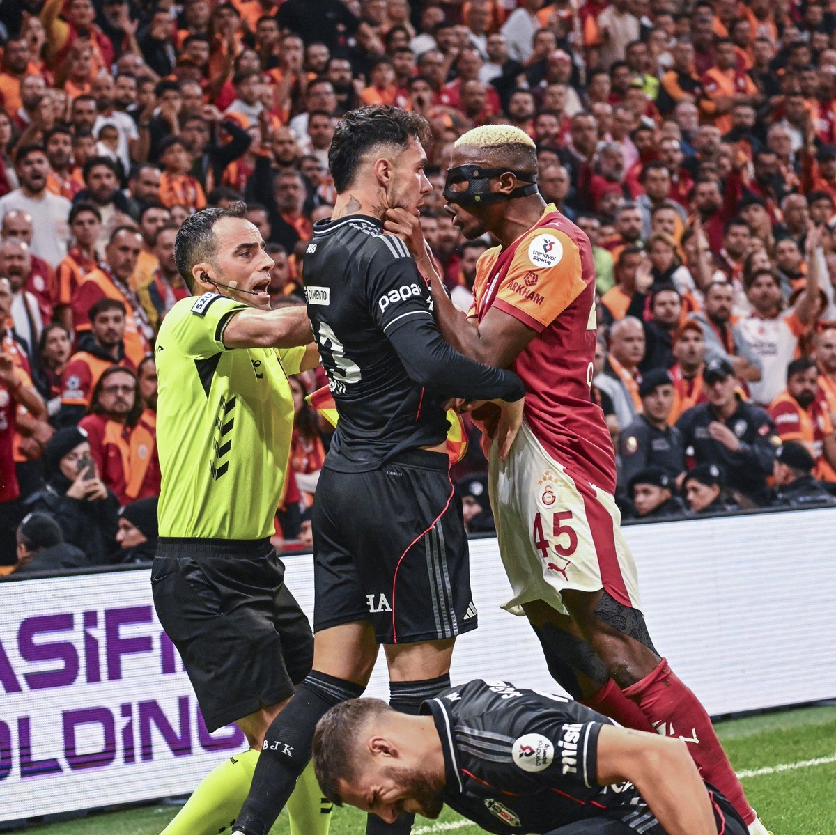 bulentuslu1903's tweet photo. Gözaltına alınan Yasin Kol, 2022’de Alanya deplasmanında 3-0 öndeyken maçı 3-3’e getiren hakemdir! Haksız kırmızı kart ve verdiği kararlar ile maçı rezil etmiş ve uzun yıllar görev alamamıştı. Geçen sene 6 derbi maçının 4’ünü yöneten hakemdir. Galatasaray 10 kişi iken ve Beşiktaş 1-0 öndeyken Osimhen’in Emirhan’ın boğazına sarılmasını görmeyen hakem! Görse Galatasaray 43. dakikada 9 kişi kalacaktı. İddialara göre yasa dışı bahis oynadığı için gözaltına alınmış hakem, sonuna kadar takipçisi olacağız.