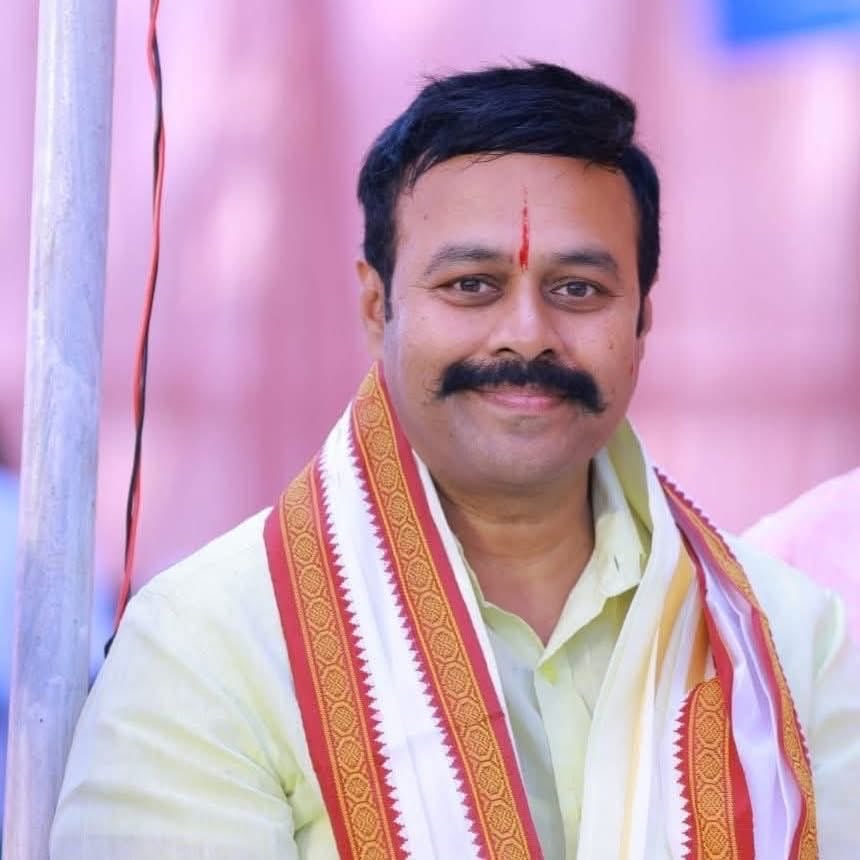 TeluguScribe's tweet photo. నల్లగొండ పట్టభద్రుల నియోజకవర్గంలో చేతులెత్తేసిన కాంగ్రెస్ అభ్యర్థి

అసలు నేను ఎవరినీ టికెట్ అడగలేదు. నా పేరు అభ్యర్థిగా ప్రకటించడం ఆశ్చర్యం వేసింది.

నేను ఎమ్మెల్యేగానే పోటీ చేస్తాను. ఎమ్మెల్సీగా పోటీ చేసేందుకు సిద్ధంగా లేను అంటున్న కాంగ్రెస్ ప్రకటించిన అభ్యర్థి రాంరెడ్డి సర్వోత్తమ్ రెడ్డి.

రేవంత్ రెడ్డి పాచిక రివర్స్ అయిందంటున్న కాంగ్రెస్ వర్గాలు

పటేల్ రమేష్ రెడ్డికి లైన్ క్లియర్ చేసేందుకు సర్వోత్తమ్ రెడ్డికి ఎమ్మెల్సీ టికెట్ వచ్చేలా చేసిన రేవంత్ రెడ్డి.

ఇప్పుడు ప్రకటించిన అభ్యర్థే పోటీ చేయనని చెబుతున్న నేపథ్యంలో, పోటీకి ముందే పార్టీ చతికిల పడినట్లయింది.

అసలు అభ్యర్థికి కూడా సమాచారం తెలియకుండా అభ్యర్థిగా ప్రకటించడం పట్ల కాంగ్రెస్ వర్గాలు ఆశ్చర్యం వ్యక్తం చేస్తున్నాయి.

రెండు స్థానాలు రెడ్డి సామాజిక వర్గానికి కేటాయించడంతో ఇప్పటికే బీసీ సామాజిక వర్గాల్లో వ్యతిరేకత.

మరోవైపు రేవంత్‌ను నమ్మి కాంగ్రెస్‌లో చేరి, అనర్హత వేటుతో ఎమ్మెల్యే పదవి కోల్పోయిన దానం నాగేందర్.

దానికి ఎన్నిక కూడా జరగకుండా విజయారెడ్డితో పిటిషన్ వేయించి, ఎన్నికల ప్రక్రియ ముందుకు సాగకుండా రేవంత్ రెడ్డి అడ్డుకుంటున్నారనే ఆరోపణలు ఉన్నాయి.