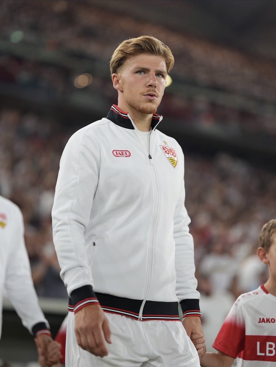 SphereBarca's tweet photo. Le FC Barcelone suit Finn Jeltsch, défenseur central du VFB Stuttgart.

Considéré comme l’un des grands espoirs du football allemand, Jeltsch a été observé par un membre du club lors du match de Ligue des champions contre Viking FK.

Sa VM est estimée à 45M€.

— 🗞️ | @sport https://t.co/SdLEO1D5DB