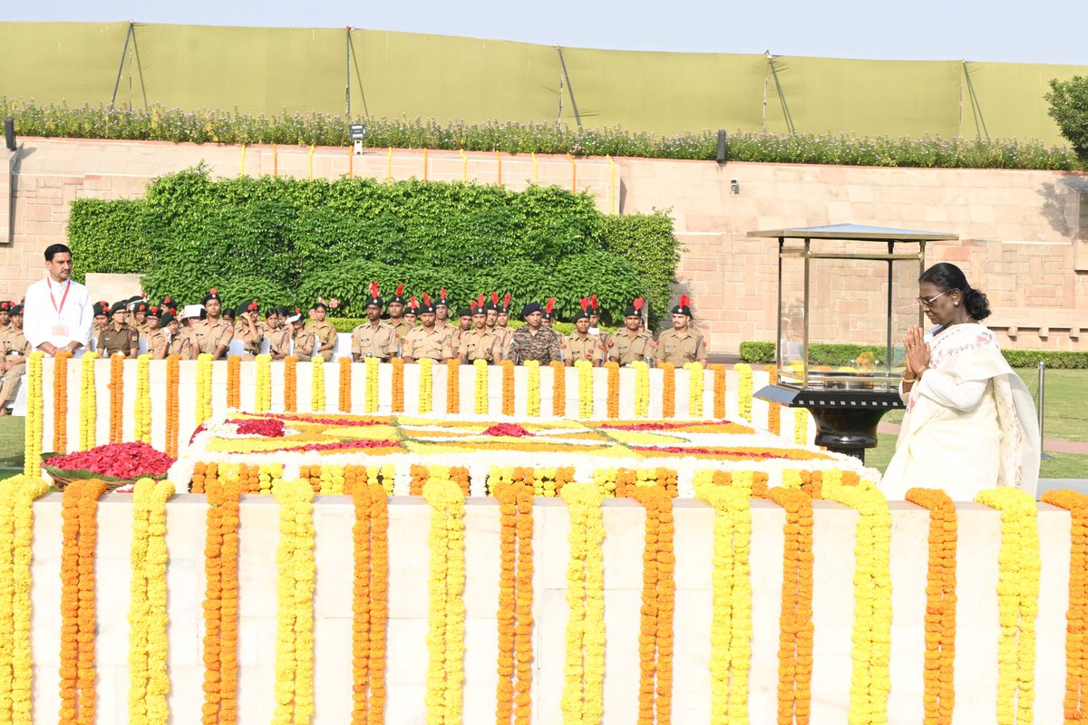 rashtrapatibhvn's tweet photo. President Droupadi Murmu paid homage to Mahatma Gandhi on his 157th birth anniversary and attended Sarva Dharma Prarthana at Rajghat, New Delhi. https://t.co/Ur1X3GMuKa