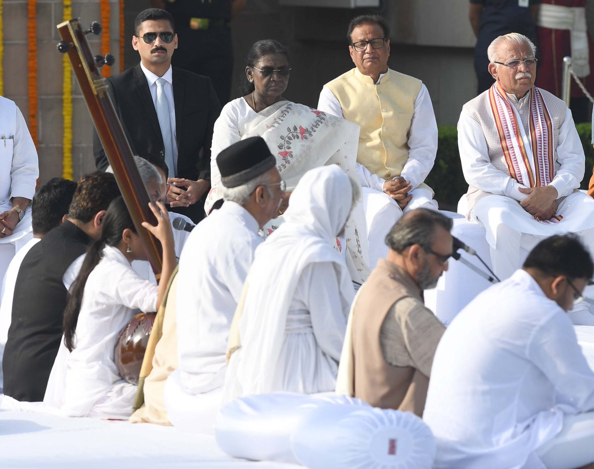 rashtrapatibhvn's tweet photo. President Droupadi Murmu paid homage to Mahatma Gandhi on his 157th birth anniversary and attended Sarva Dharma Prarthana at Rajghat, New Delhi. https://t.co/Ur1X3GMuKa