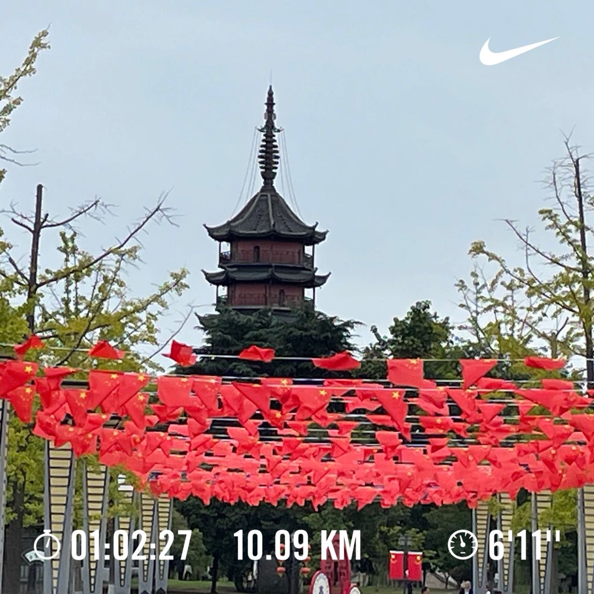 hideymc63h's tweet photo. 7連休 Day 2
雨が止んだので久しぶりの公園までジョギング
んんん、体が重い。走る前にカレーおかわりするもんじゃないな。やっぱり朝飯前に走らねば
#weekendrunner
街中に赤い旗が靡いてます https://t.co/F732yGxDTE
