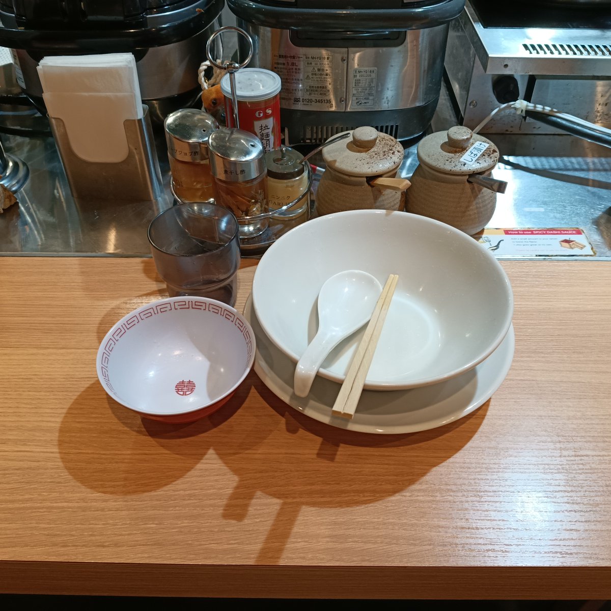 LivingHomes4's tweet photo. 今日の昼ご飯

某たっぷりチャーシューの中華そば屋@天神橋筋六丁目
大阪市北区天神橋5-5
中華そばとめし(小)950円也

正体不明の和風スープに細うどん的な平麺
卓上調味料での味変は残念ながら全部不発

ご馳走様でしたm(. . )m

#食品ロス削減 #天神橋筋商店街 #ちゃん系 https://t.co/XSFXXNMxME