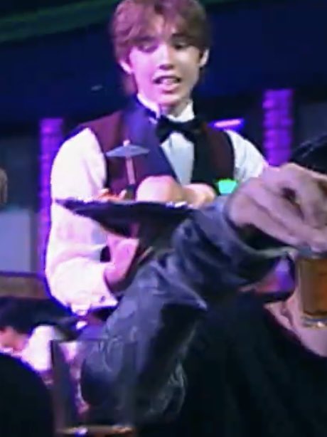 Andrsn_0817's tweet photo. Anderson the waiter carrying a peach 🍑

#WAYFBOYS #A4M #WAYFBOYS_A4M https://t.co/hI0ngpVHb8
