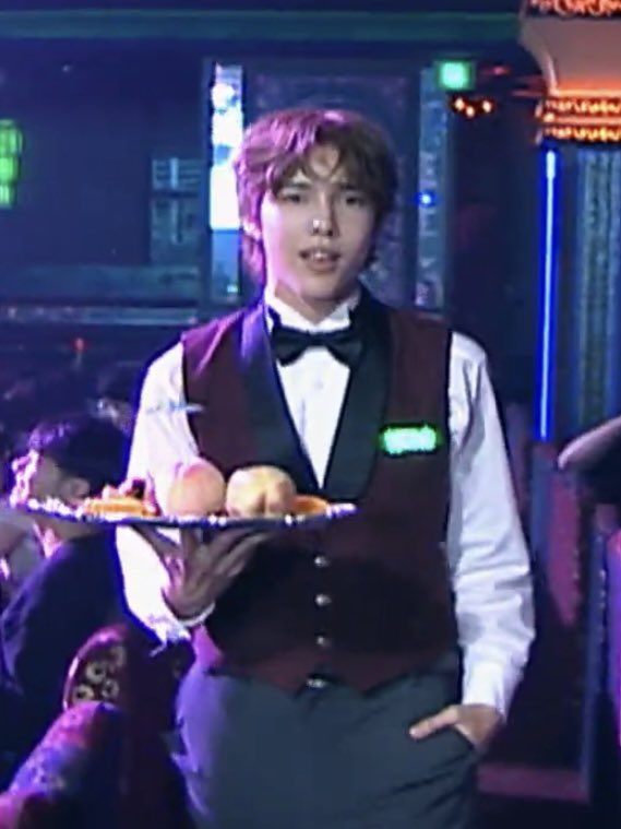 Andrsn_0817's tweet photo. Anderson the waiter carrying a peach 🍑

#WAYFBOYS #A4M #WAYFBOYS_A4M https://t.co/hI0ngpVHb8