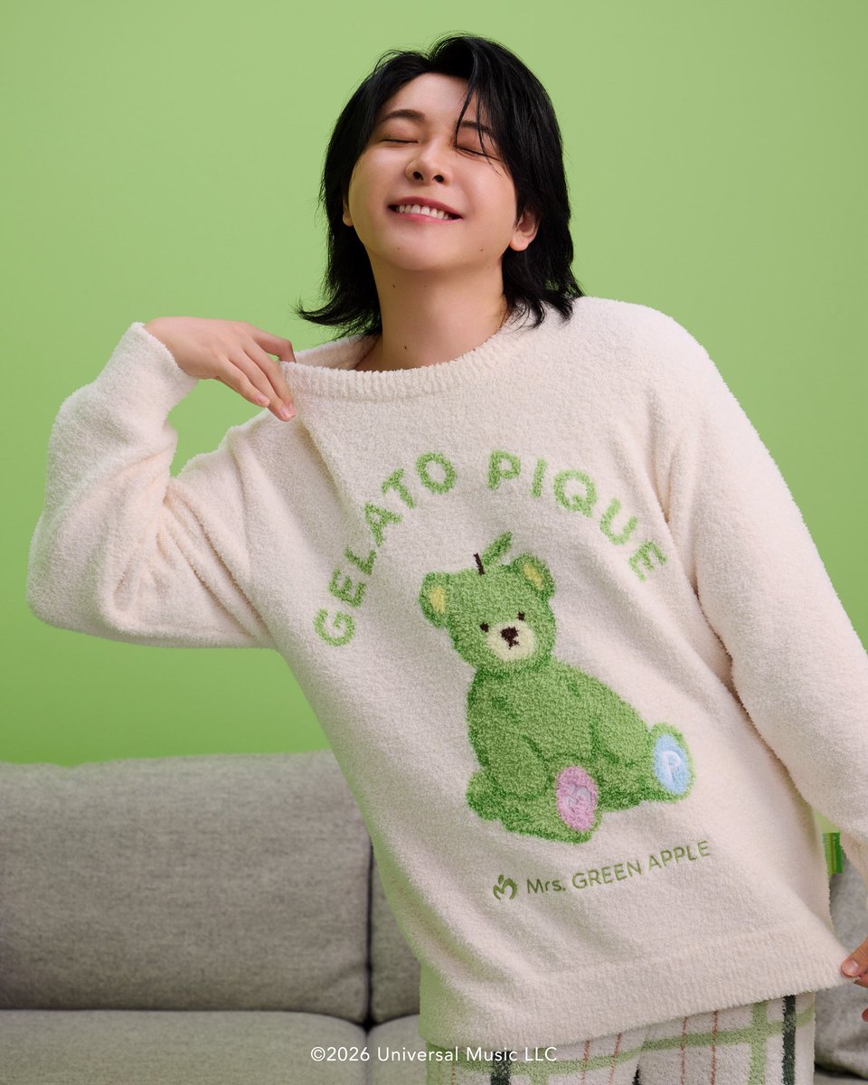 scketto1's tweet photo. 「gelato pique（ジェラート ピケ）」が「Mrs. GREEN APPLE」と初コラボレーションを発表！🍎
青リンゴモチーフのオリジナルキャラクター“グリベア”を主役にしたルームウェアや雑貨が10月20日(火)より発売されます✨公式写真も到着しました！

3人の特別なインタビュー動画も順次公開予定！ぜひチェックしてくださいね🎥

📅 発売日：2026年10月20日(火)
※全国店舗での購入は10月20日の一部時間帯において事前来店予約（抽選）が必要です。詳細は公式サイトをご確認ください。

🔗 特設ページ：
https://t.co/48Dl0pGFbn

🔗 記事はこちら：
https://t.co/Uv7edBMJom

#ジェラートピケ @gelato_pique #MrsGREENAPPLE 
#ミセ���グリーンアップル 
#ルームウェア