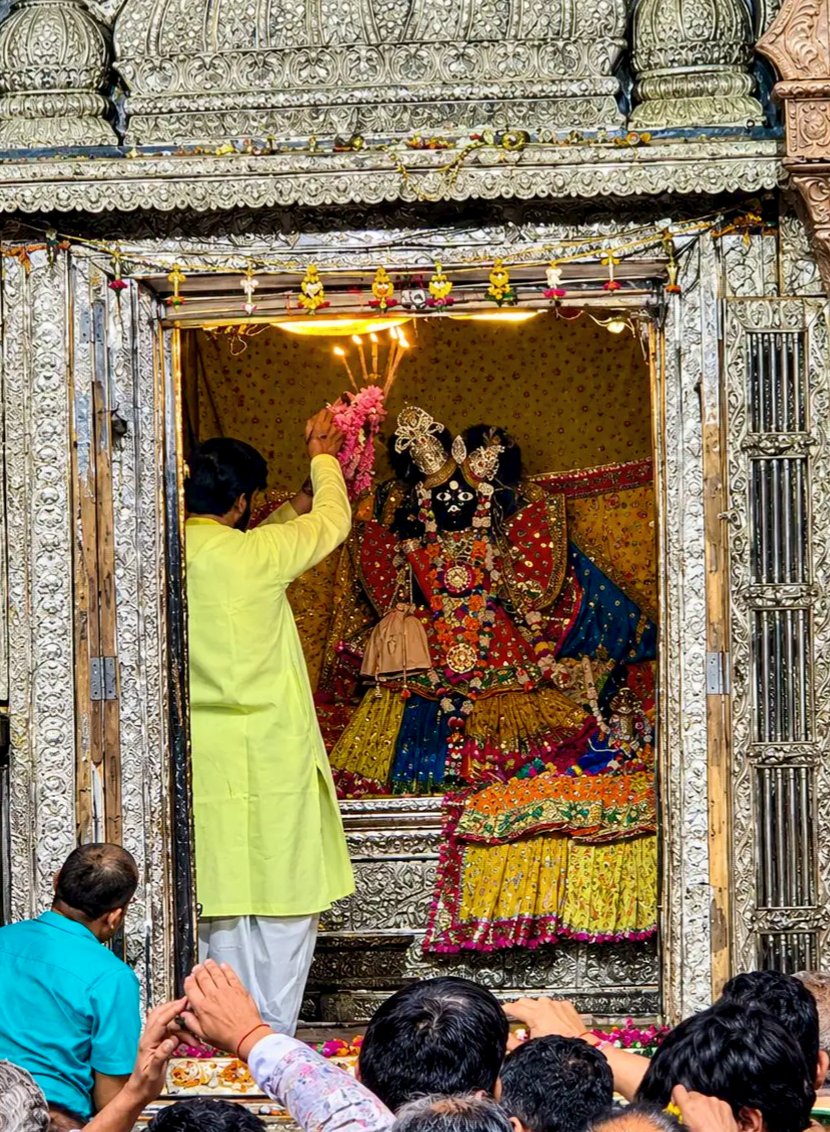 MeroBankeBihari's tweet photo. दिनांक २ अक्टूबर २०२६ दिन शुक्रवार
विक्रमी संवत २०८३ शरद ऋतु
आश्विन मास कृष्ण पक्ष षष्ठी तिथि

ठाकुर श्री बांके बिहारी जी महाराज के प्रातःकाल दिव्य श्रृंगार आरती दर्शन करें और ठाकुर जी महाराज का शुभ आशीर्वाद प्राप्त करें 🙏🏻💐

💖✨ जय श्री कुंज बिहारी श्री हरिदास ✨💖 https://t.co/dKL4ntn0t8