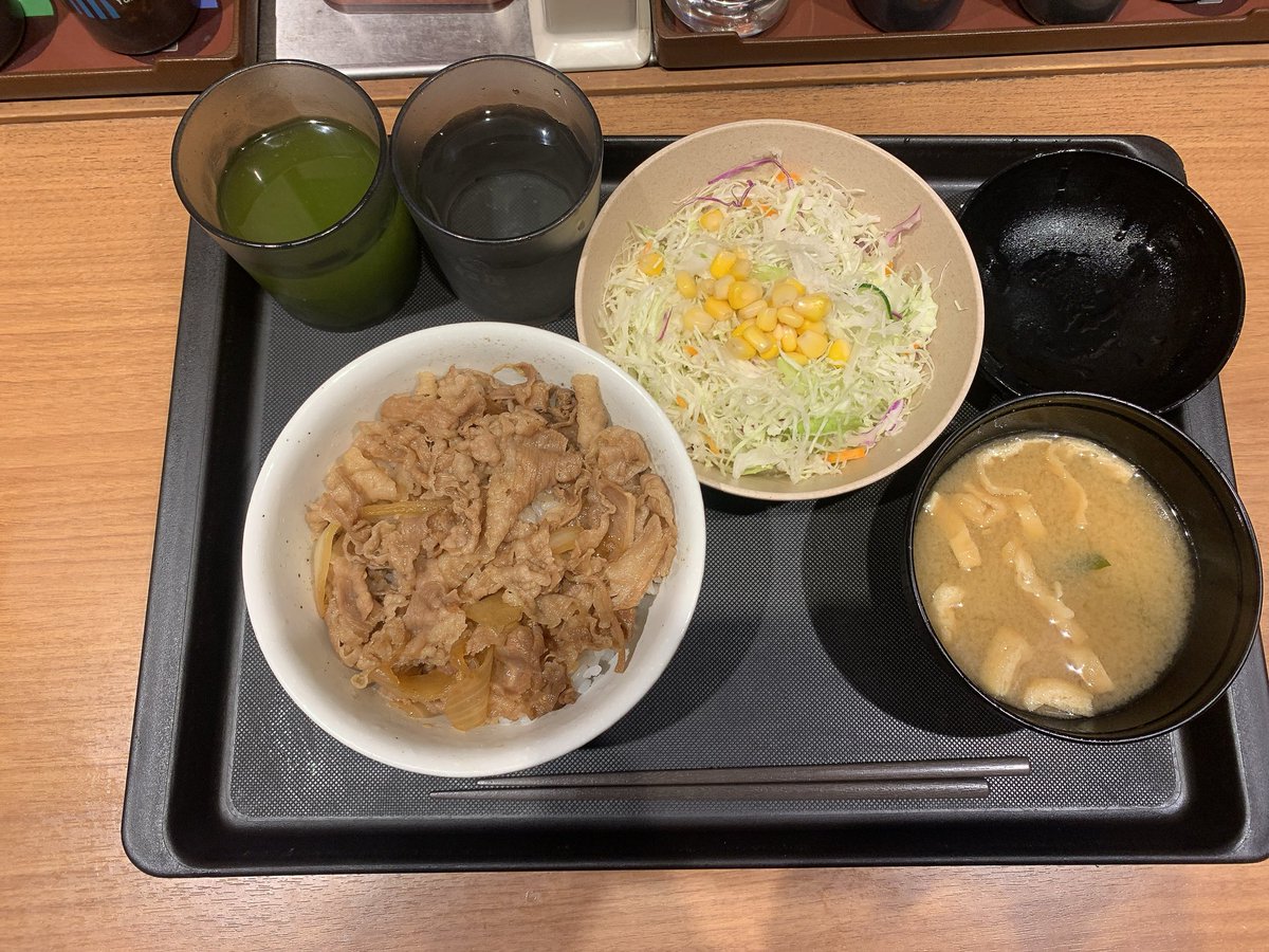 kuuhaku_saying's tweet photo. コンビニの牛カルビ丼が697円で
松屋の牛飯定食が580円っておかいしいだろ。 https://t.co/Gq7yt6Zy3H