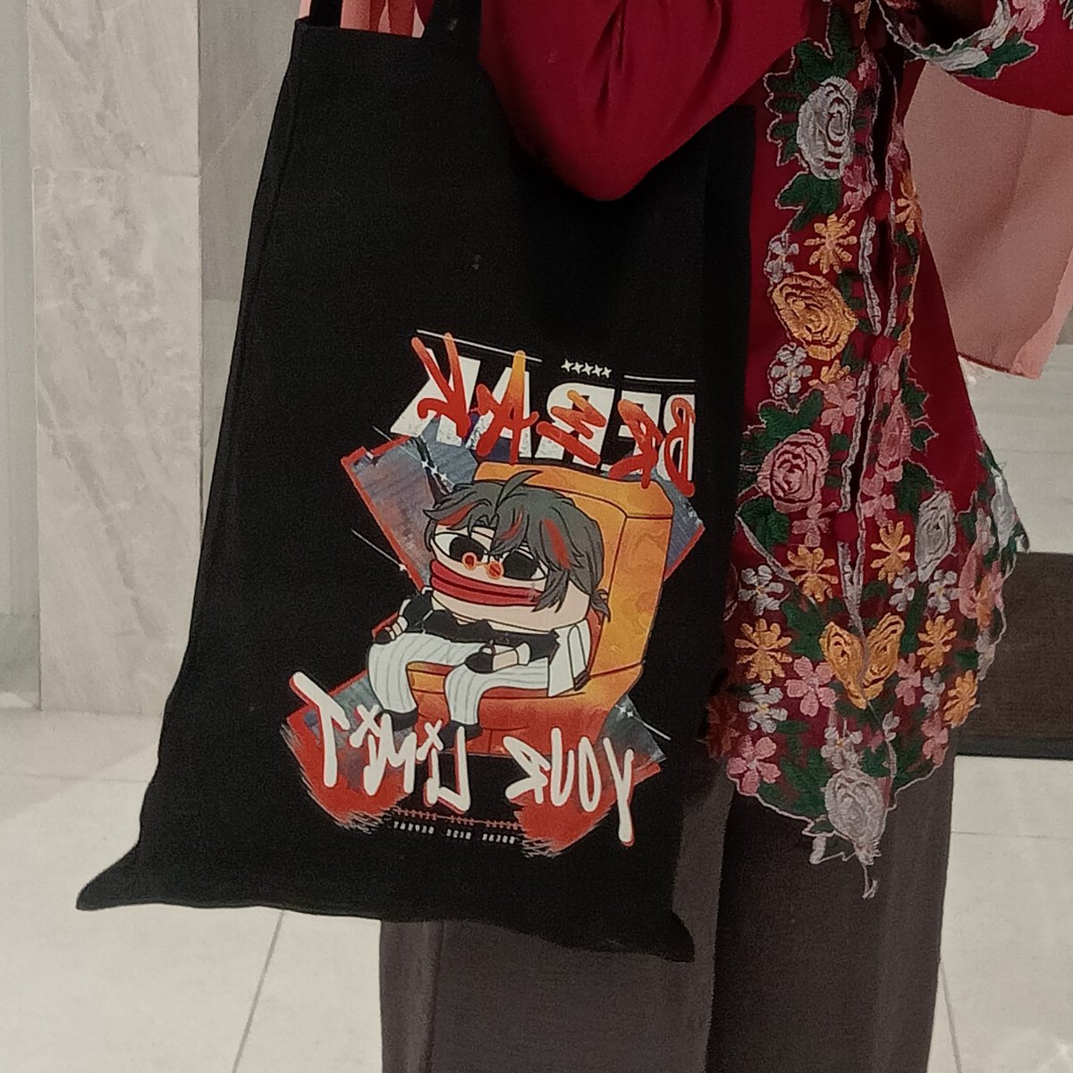 bumblezeyy's tweet photo. Awooo krowco dan kawan kawin!! Day 1 #BloomWithKrow di Sby cihuuyyy 🌷

Ini tudei's otpit ku nyak, kalau ada yang mau bole nyamper ajaaa. Aku stay di Royal Plaza kurleb sampe jam 4 sore 🫶 https://t.co/SyD0mWJTrB