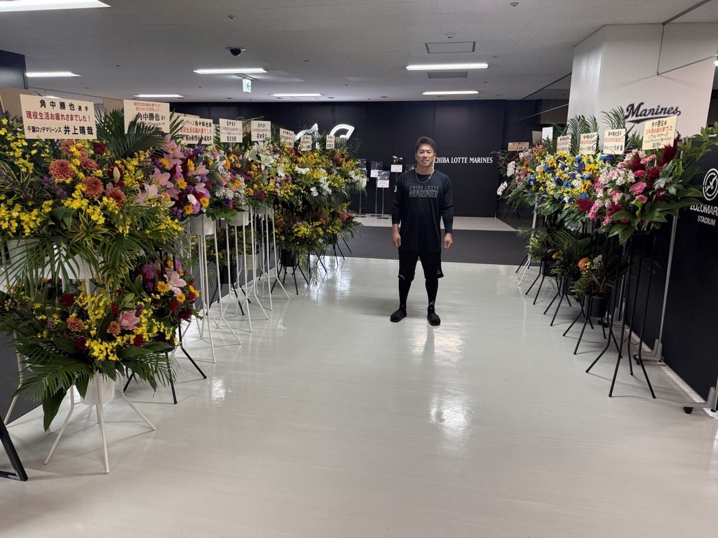 chibalotte_pr's tweet photo. 本日は #角中勝也 選手の引退試合。
たくさんのお花が届いています。
「ありがたいです」と角中選手。
今日の試合について #サブロー 監督は「スタメンで守らせますよ。フル出場してもらいます。最後の姿をファンに見せてほしい」と話していました。
#chibalotte #広報 https://t.co/0y0qtjww68