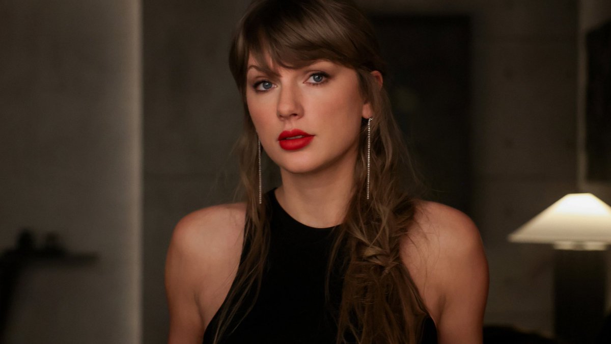 spotify_data's tweet photo. .@taylorswift13 graces the cover of Spotify’s Today’s Top Hits with “Patient Zero” as the #1 song. https://t.co/3NPo44VWFY