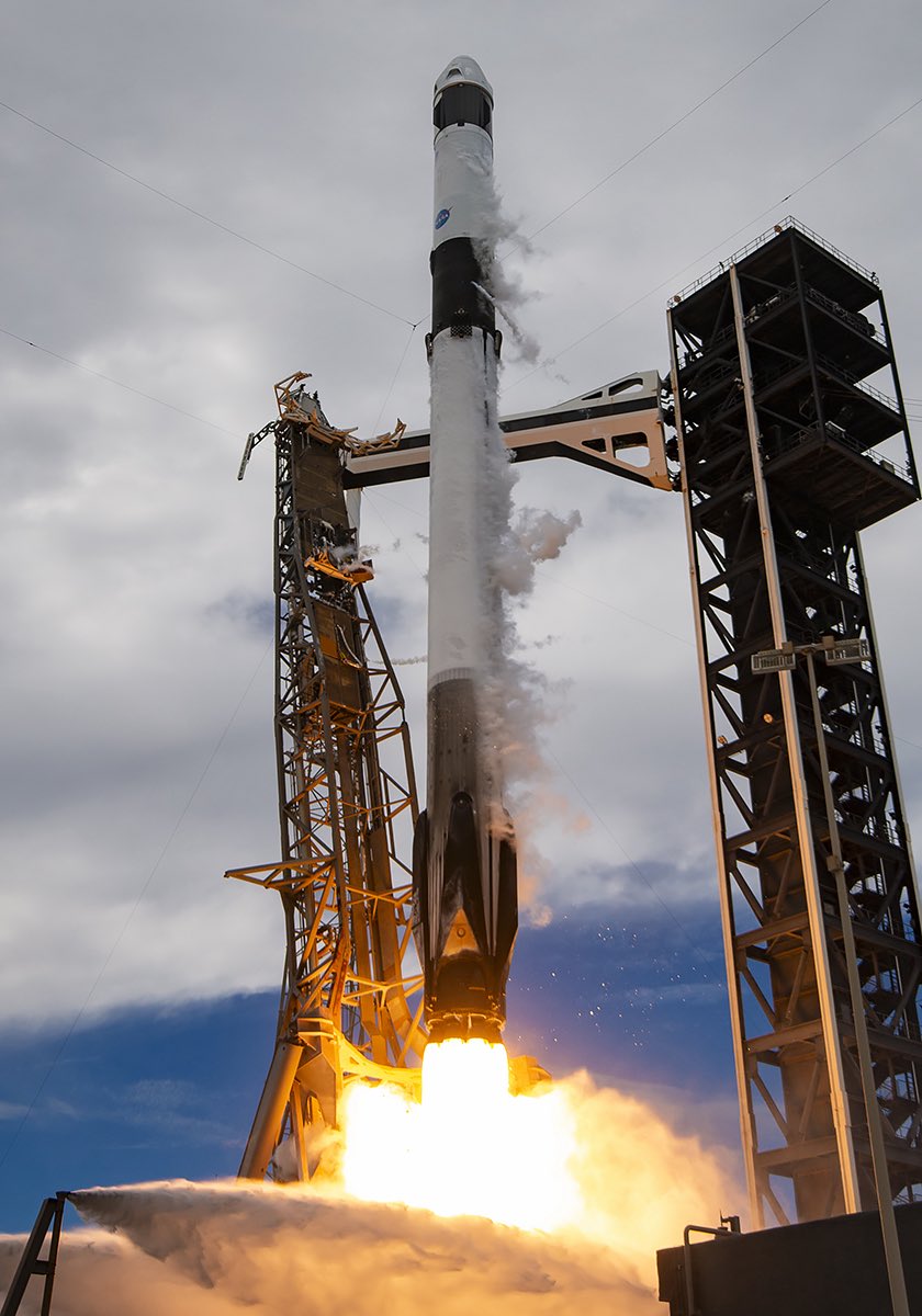 whoisheartbreak's tweet photo. Wow we launched all vehicles this week! Starship, Falcon 9, Dragon and Falcon Heavy! 3 of them in one day plus 4 extraordinary humans 🚀👩🏽‍🚀😄 https://t.co/bS3bKgegl3