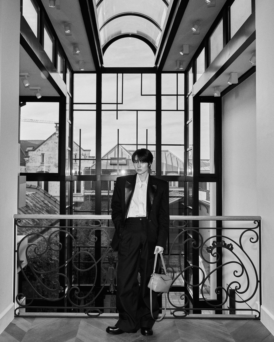 webstarupdate's tweet photo. สานต่อความเอ็กซ์คลูซีฟอย่างต่อเนื่อง เมื่อ น้ำปิง นภัสกร (@napatpingg ) ร่วมสัมผัสบรรยากาศของ Le 27 แฟลกชิปของ @delvaux ณ Boulevard de Waterloo ใจกลางกรุงบรัสเซลส์ ประเทศเบลเยียม 
#Delvaux #nampingsterㅤ 
หมุดหมายทรงคุณค่าที่สะท้อนประวัติศาสตร์เกือบ 2 ศตวรรษ งานฝีมือ และปรัชญาการออกแบบได้อย่างลึกซึ้ง โดยภายใน Le 27 โดดเด่นด้วยการผสมผสานงานดีไซน์ร่วมสมัยเข้ากับสถาปัตยกรรมดั้งเดิม ถ่ายทอดผ่านเส้นสายที่คมชัด วัสดุอันประณีต และรายละเอียดที่ได้แรงบันดาลใจจากศิลปะสมัยใหม่ แต่ยังคงไว้ซึ่ง savoir-faire และความพิถีพิถันอันเป็นหัวใจสำคัญของเมซง