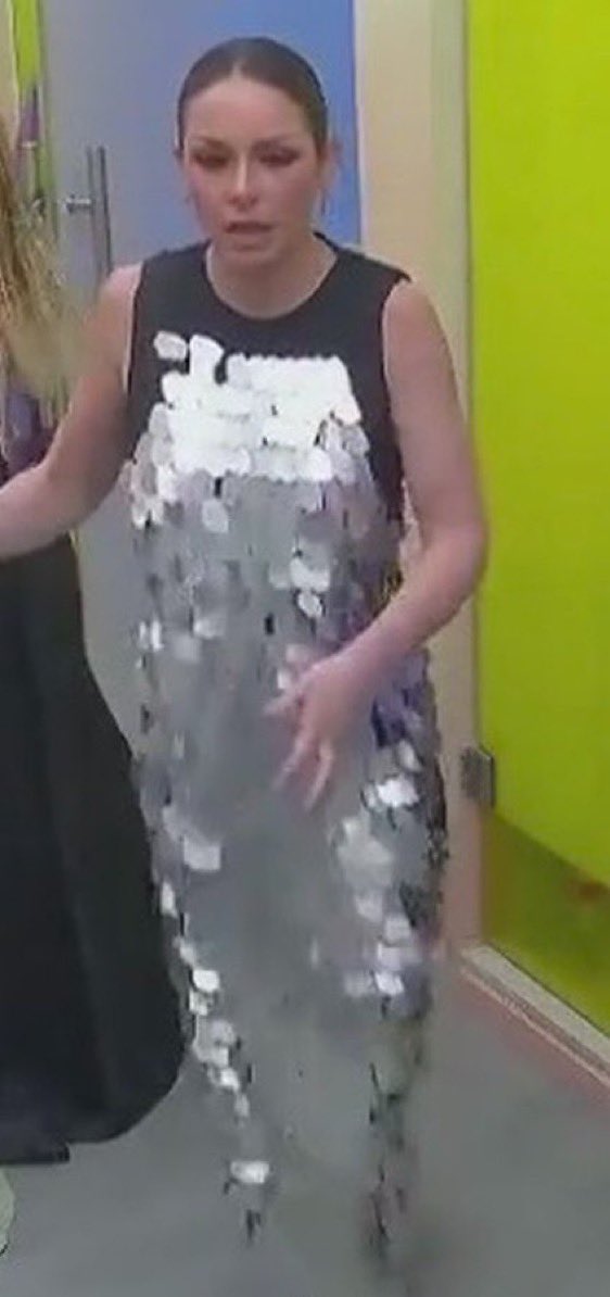 revivaltofly's tweet photo. Venenito Garoa se luce con su vestido de CASA SHARON

No podía verse más fea hoy jaja 😭

Escupió y le cayó en el hocico 

#LaCasaDeLosFamososMéxico 
#LaCasaDeLosFamososMx https://t.co/cxFPvihjAF